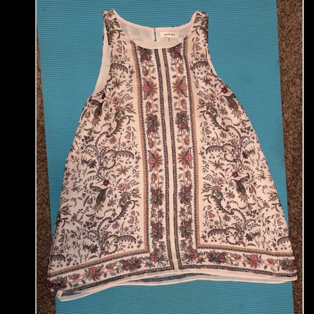 Tank top with flower patterns